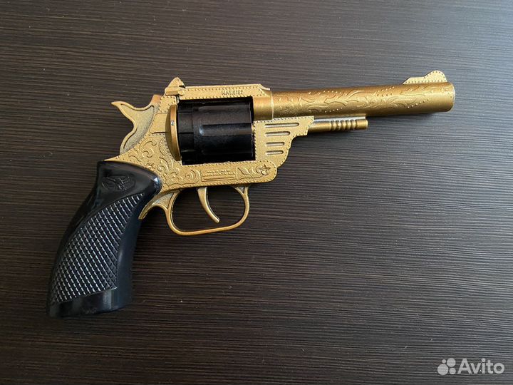 Металлический револьвер на 8 пистонов