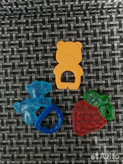 Игрушки погремушки и прорезатели для малышей