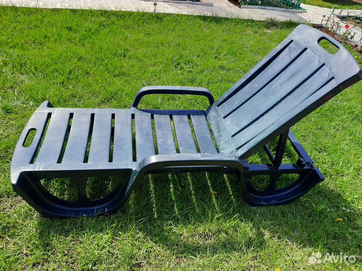Шезлонг пластиковый б/у