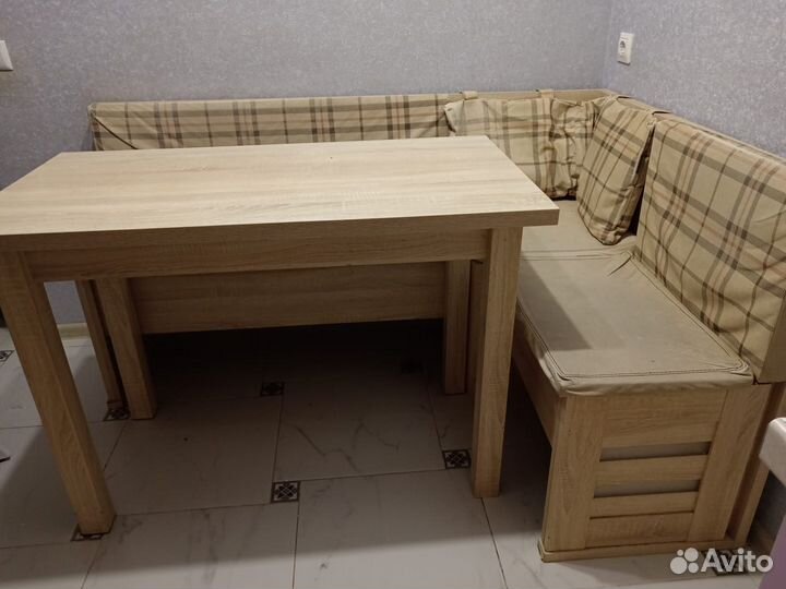 Кухонный стол и стулья