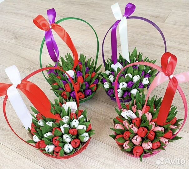 Букет из сладких тюльпанов в корзинке