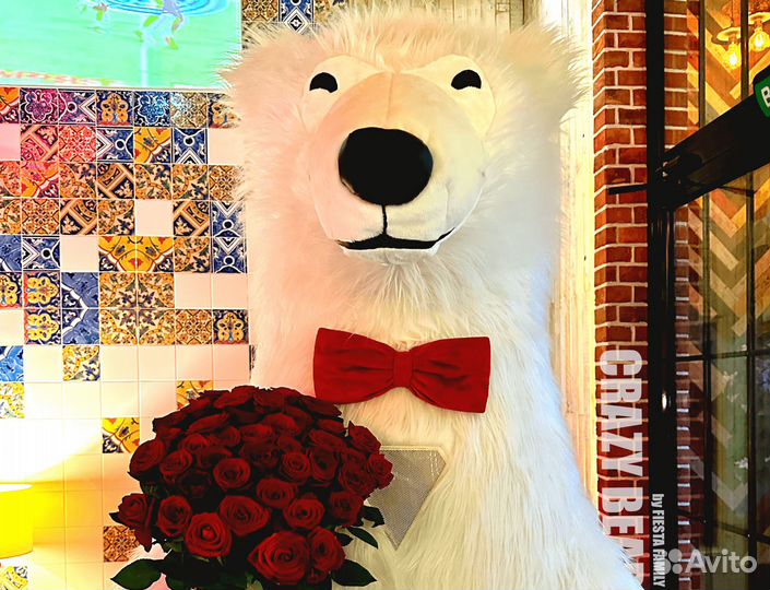 Красивый ростовой белый мишка