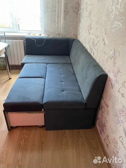 Кухонный угловой диван с ящиками и спальным местом