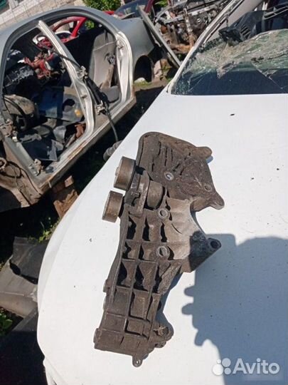 Кронштейн генератора Renault Sandero