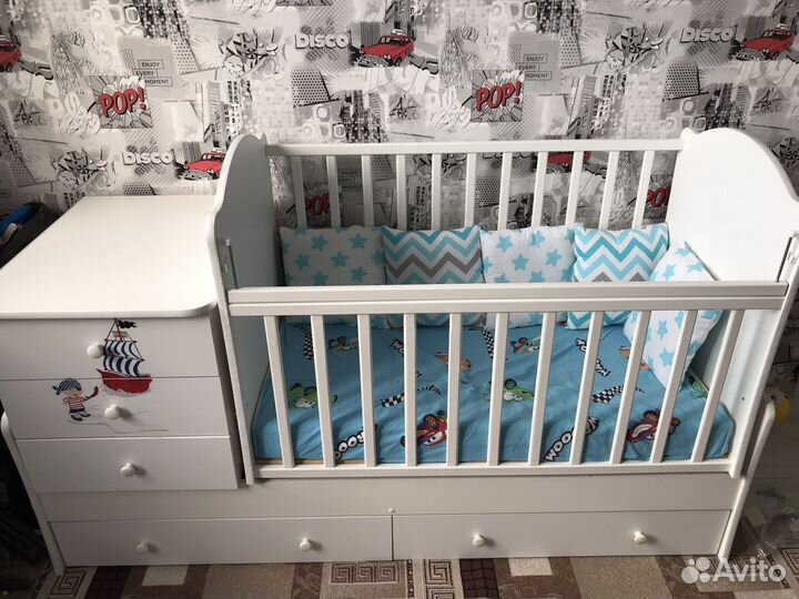 Детская кроватка с маятником и комодом