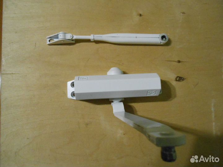 Доводчик дверной DL77N+тяга doorlock комплект
