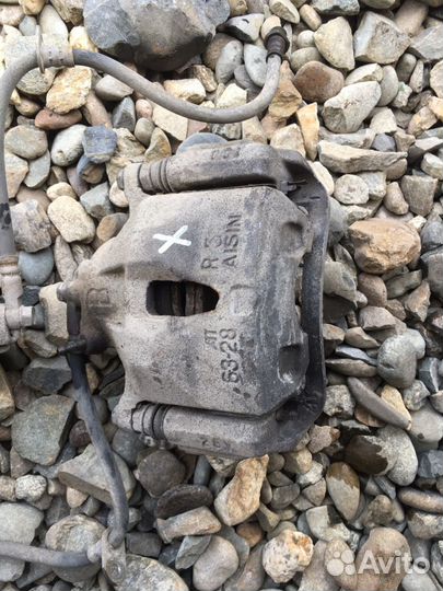 Суппорт скоба toyota alphard 2002 альфард