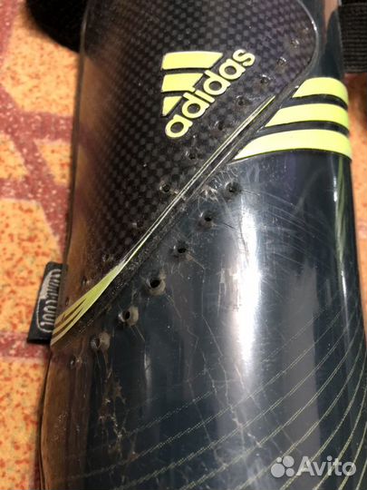 Футбольные щитки Adidas