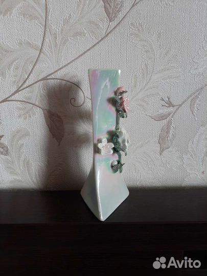 Маленькая вазочка с объёмными цветами