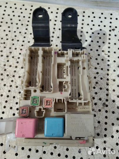 Блок предохранителей (в салон ) Toyota Corolla 150