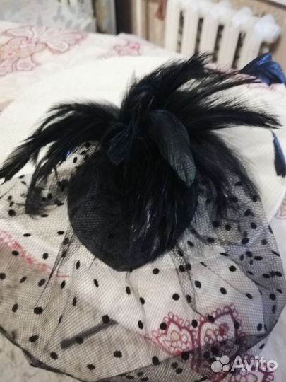 Шляпка с вуалью и перьями на защелках