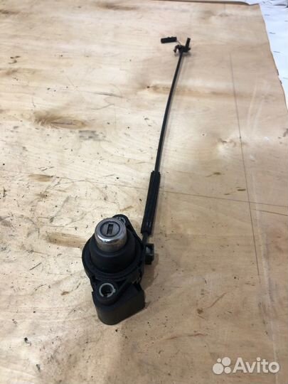 Личинка замка багажника Bmw 7 E66 N62B48 2005