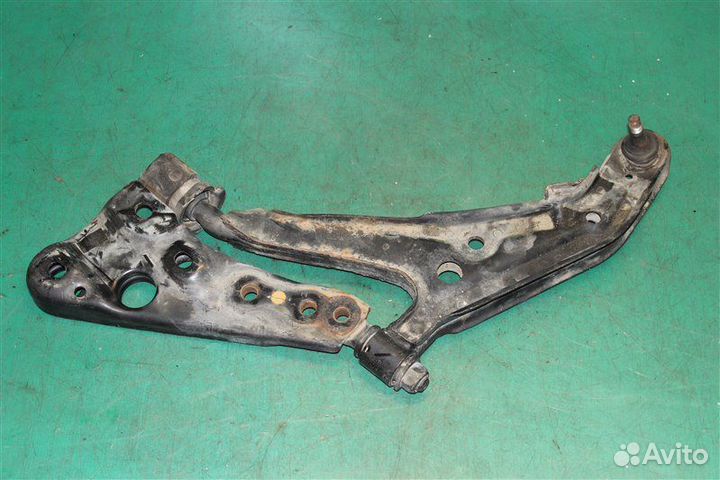 Рычаг подвески передний левый Nissan Bluebird