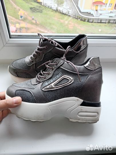 Кроссовки женские