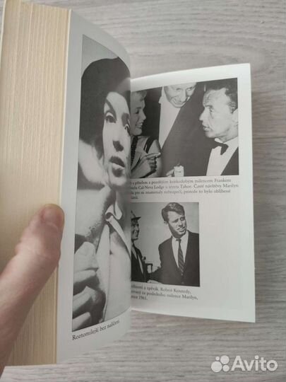 Коллекция книг о Мэрилин Монро на брони