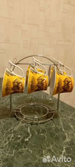 Кофейные чашечки и детская бутылка