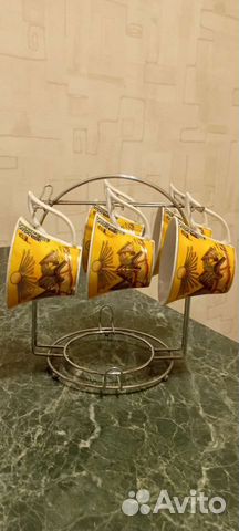 Кофейные чашечки и детская бутылка