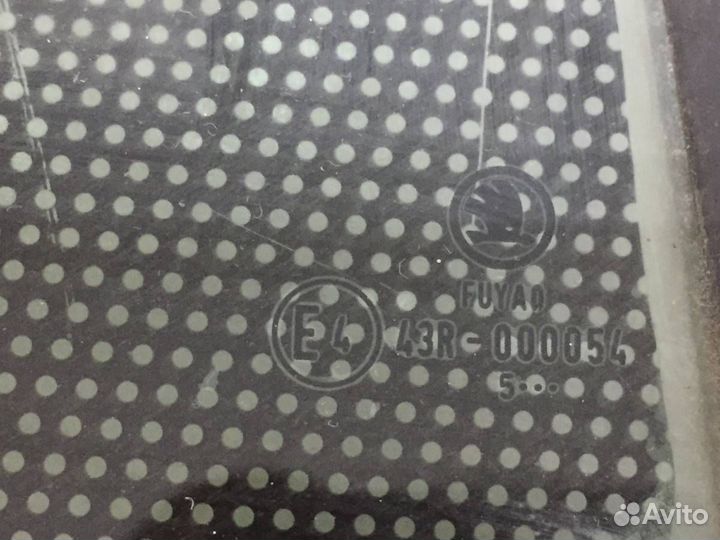 Стекло двери задней правой форточка Skoda Rapid 20