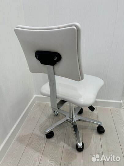 Стул для мастера маникюра