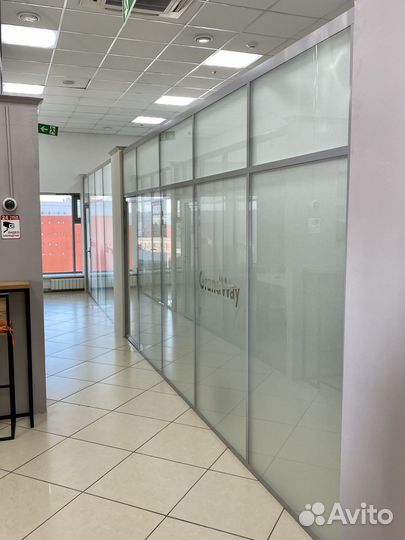 Стационарная перегородка из стекла и алюминия