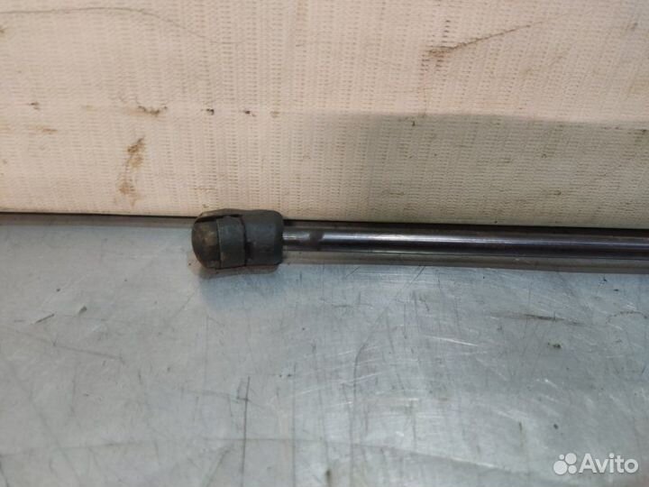 Амортизатор багажника задний правый Volkswagen