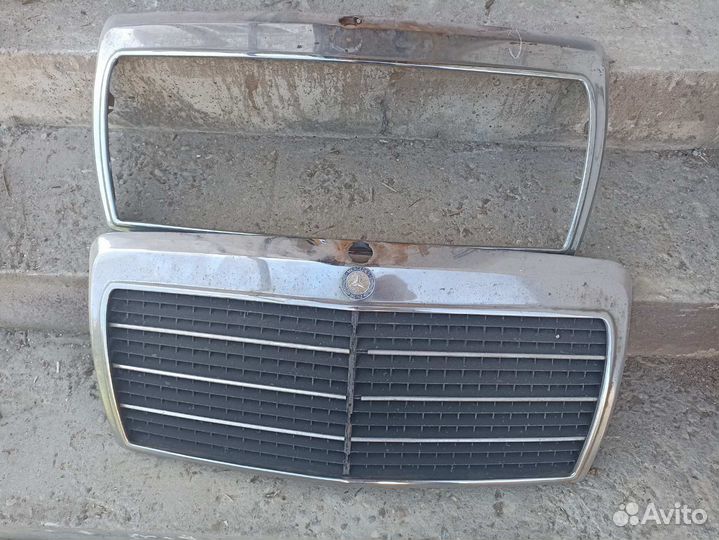 Передняя решетка капота на Mercedes W124