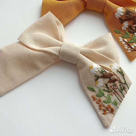 Бант с вышивкой