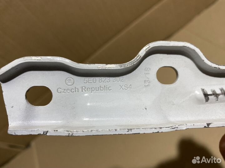 Петля капота правая Skoda Octavia A7 5E0823302