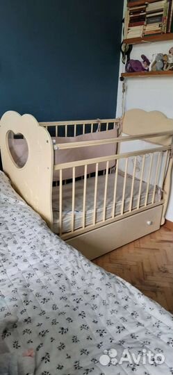 Детская кроватка с поперечным маятником