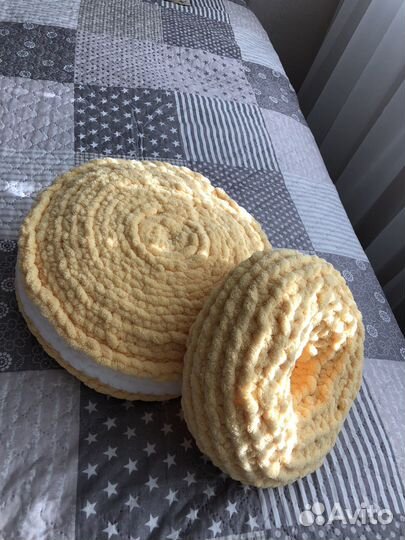 Подушка макаронс вязанная