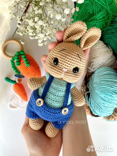 Вязаная игрушка зайчик ручной работы