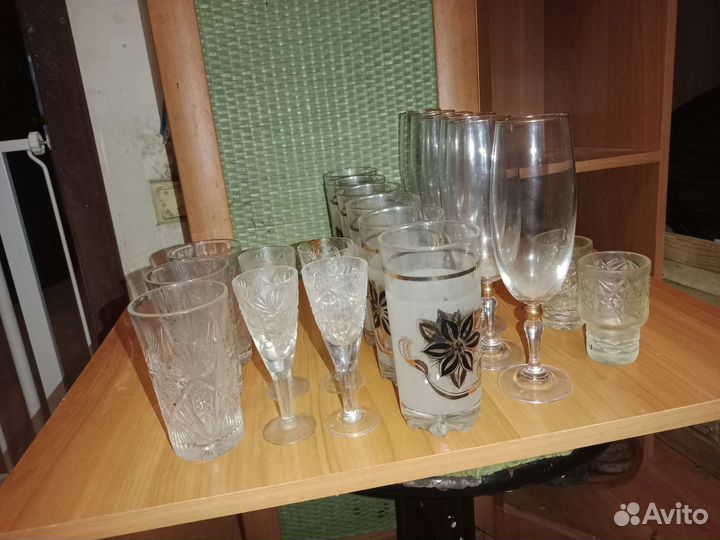 Коллекция различных рюмок и фужеров