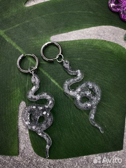 Серьги из смолы ручной работы змеи