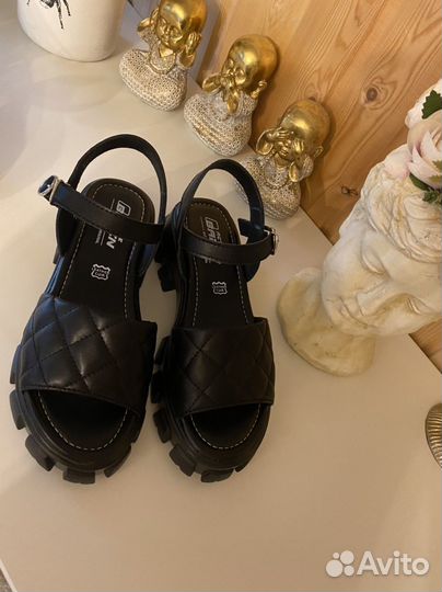 Босоножки новые кожа