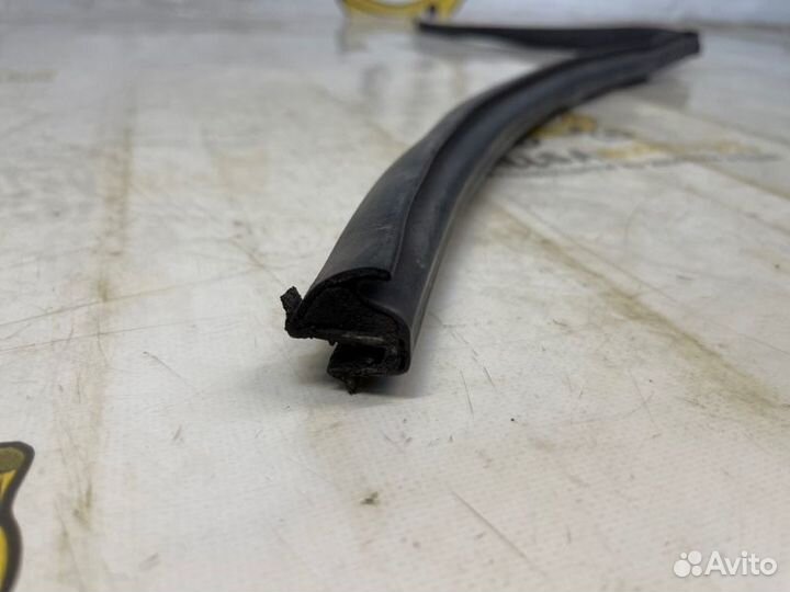 Уплотнитель двери задний левый Porsche Cayenne 955