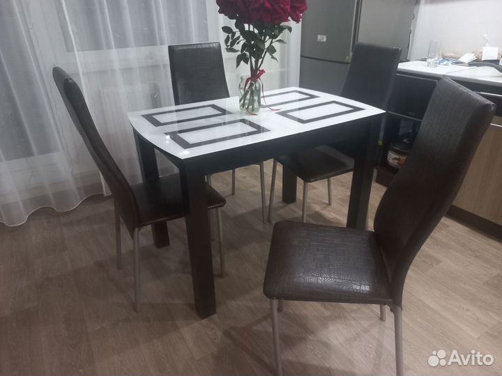 Стол раскладной и стулья
