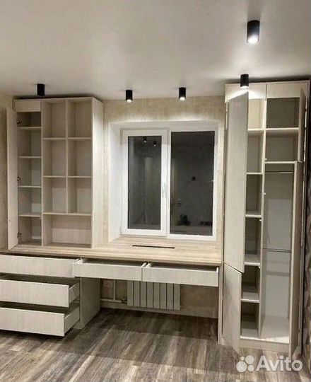 Рабочая зона у окна / рабочий стол