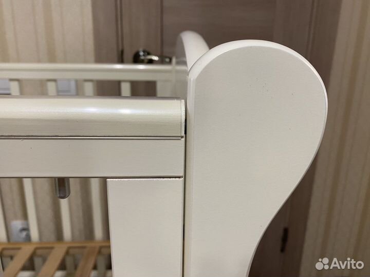 Детская кроватка с маятником и ящиком