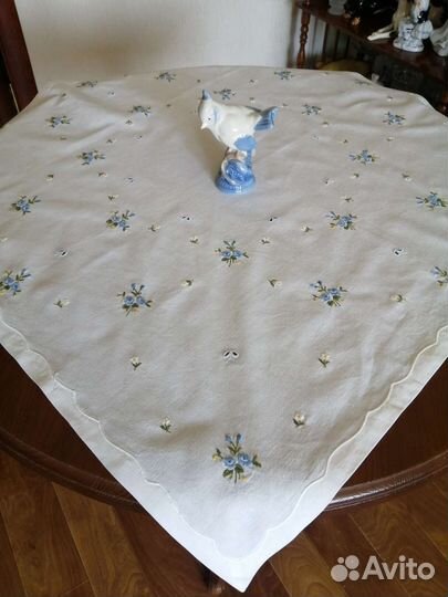 Скатерть с вышивкой