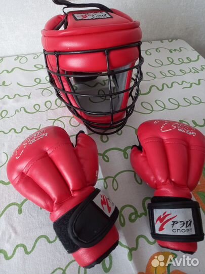 Набор: шлем, перчатки и защита для ног