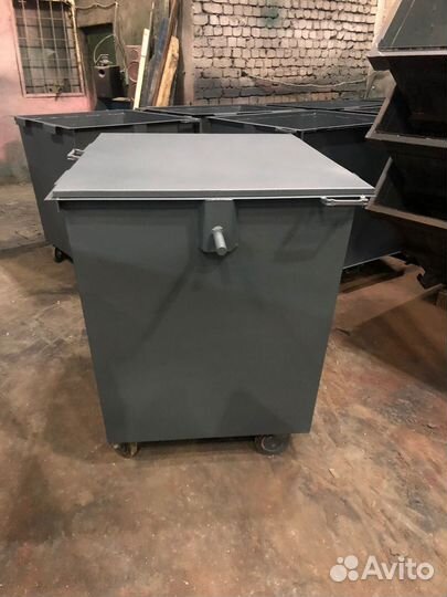 Бак для мусора с крышкой