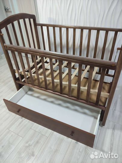 Детская кроватка с продольным маятником и ящиком