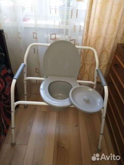 Инвалидный стул с санитарным обеспечением