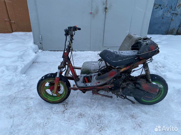 Зимний скутер с боковым прицепом на ходу