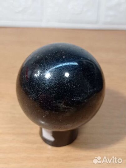 Шар, сфера из камня гранатовый амфиболит