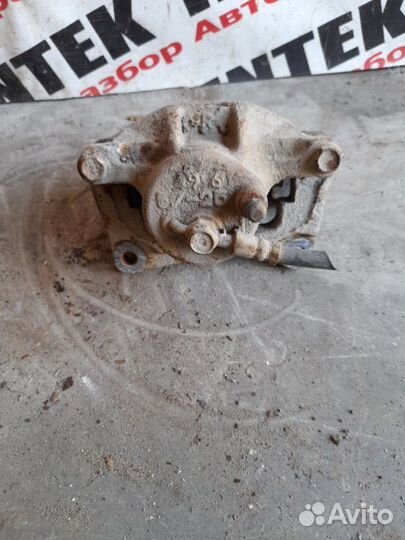 Суппорт передний правый Toyota Opa 2001