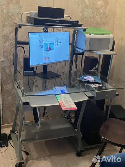 Компьютерный стол стеклянный