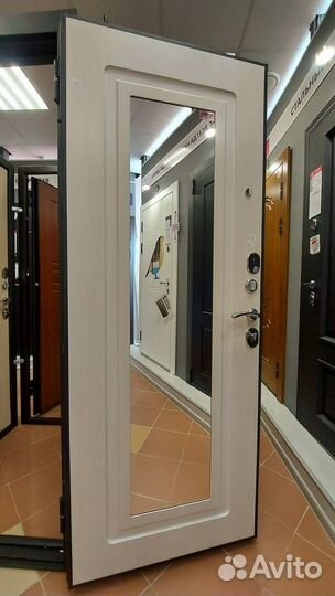 Дверь металлическая с зеркалом