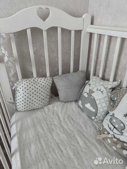 Кроватка детская с маятником