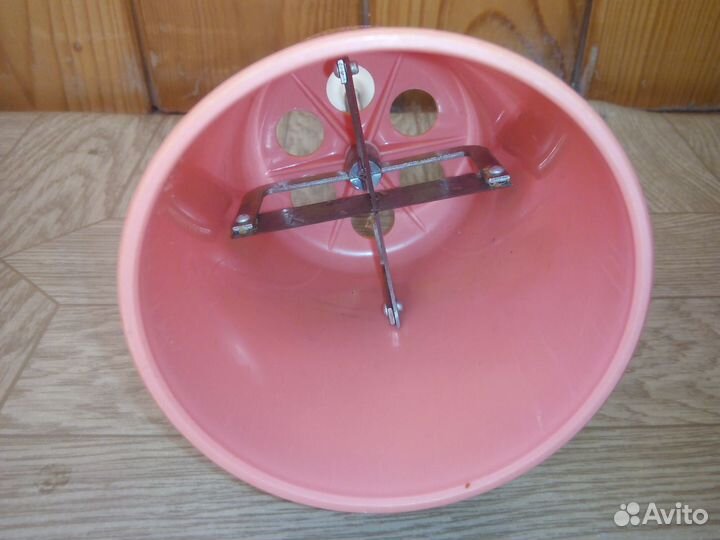 Соковыжималка ручная и другой кухонный инвентарь